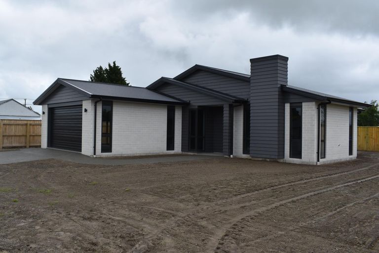 Photo of property in 2 Devon Lane, Carterton, 5713