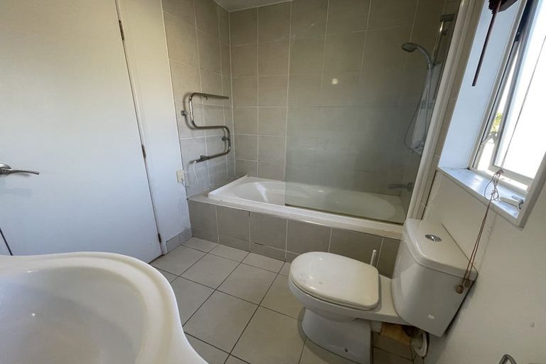 Photo of property in 16 Merlot Way, Te Atatu South, Auckland, 0610