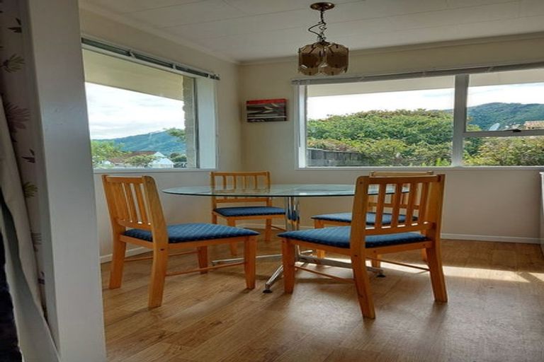 Photo of property in 18 Rewarewa Crescent, Waikanae, 5036