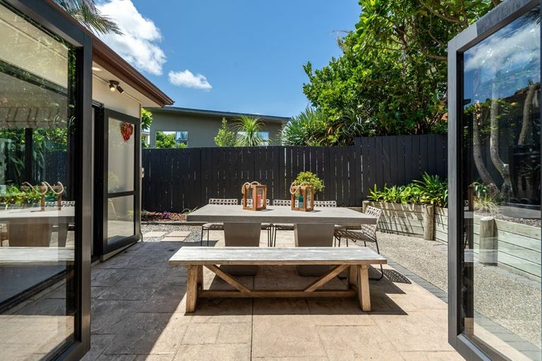 Photo of property in 8a Lupetti Rise, West Harbour, Auckland, 0618