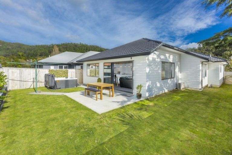 Photo of property in 14 Poppy Watts Grove, Stokes Valley, Lower Hutt, 5019