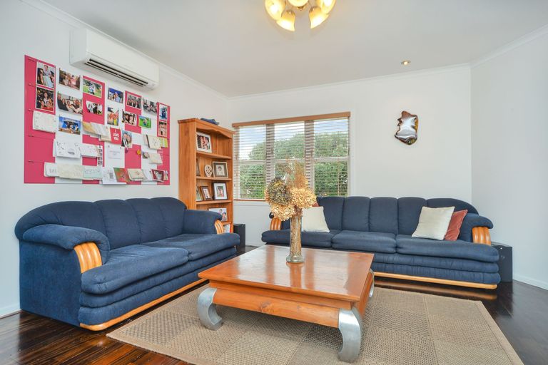 Photo of property in 30a Enderby Drive, Te Atatu Peninsula, Auckland, 0610