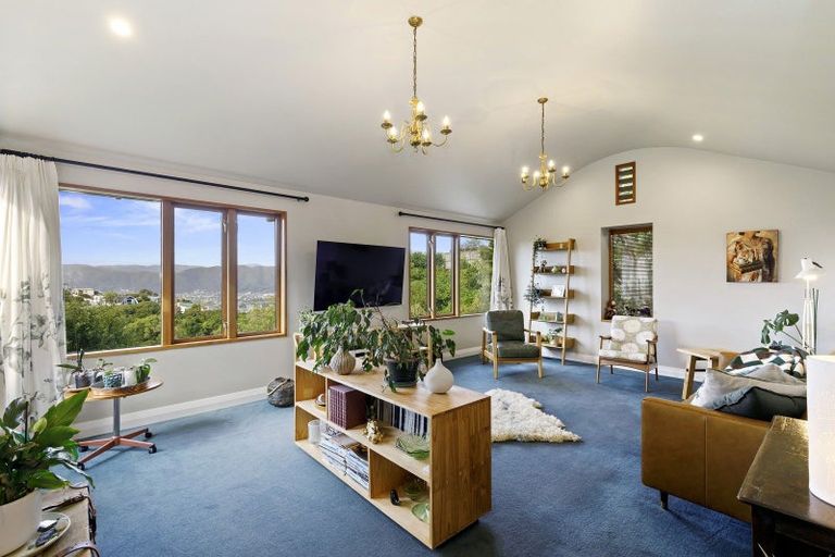 Photo of property in 12-12a Maungaraki Road, Korokoro, Lower Hutt, 5012