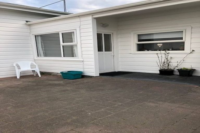 Photo of property in 118 Lyall Parade, Lyall Bay, Wellington, 6022