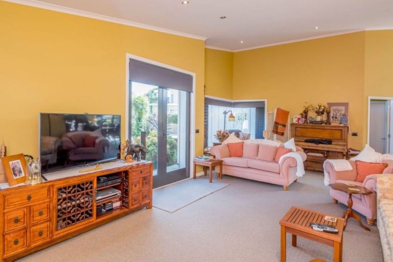 Photo of property in 8a Queenwood Road, Levin, 5510