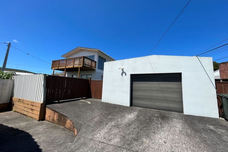 Photo of property in 2/23 Sunnyfield Crescent, Glenfield, Auckland, 0629