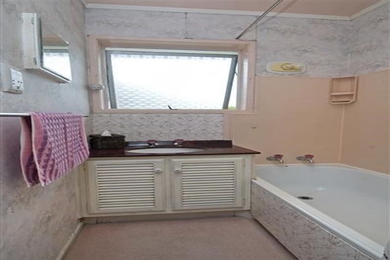 Photo of property in 2/1 Ribblesdale Road, Henderson, Auckland, 0612