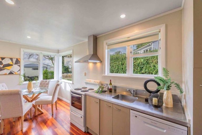 Photo of property in 4 Exmouth Road, Northcote, Auckland, 0627