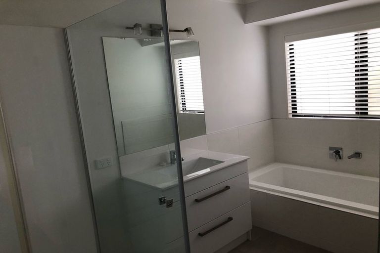 Photo of property in 54a Hattaway Avenue, Bucklands Beach, Auckland, 2012