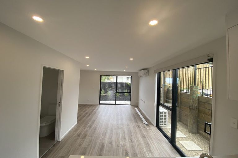 Photo of property in 3/8 Chivalry Road, Glenfield, Auckland, 0629