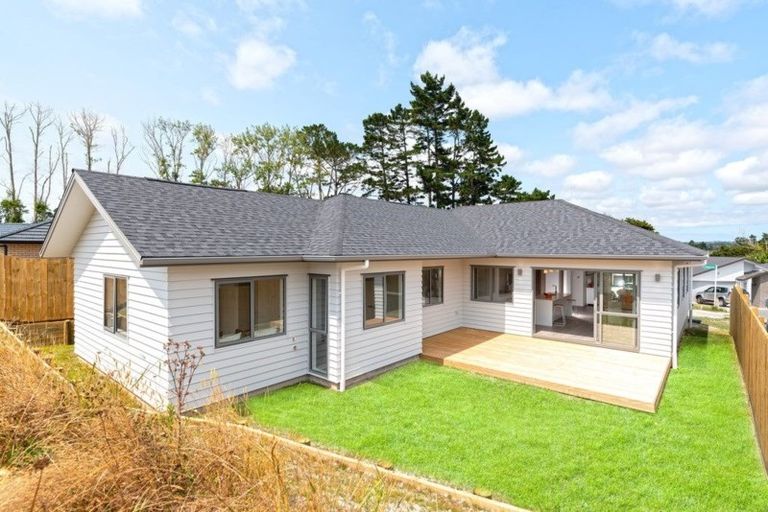 Photo of property in 1 Tarara Lane, Kumeu, 0810