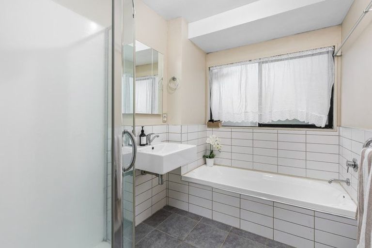 Photo of property in 41 Newington Road, Henderson, Auckland, 0612