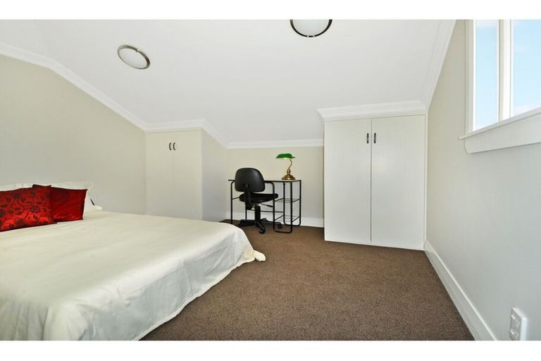 Photo of property in 328 Glenfield Road, Glenfield, Auckland, 0629
