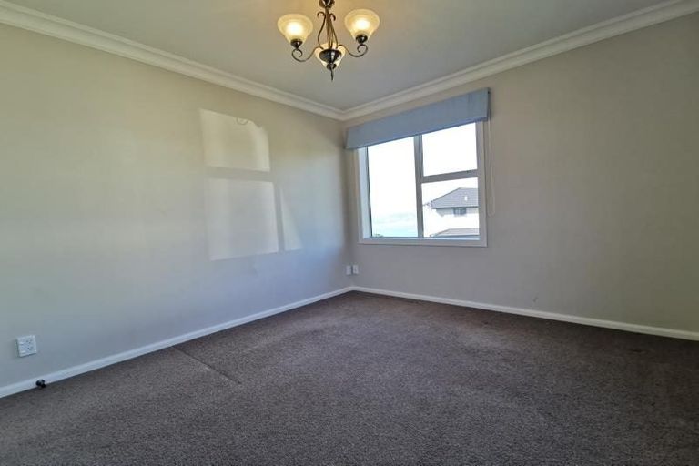 Photo of property in 24 Tamworth Crescent, Newlands, Wellington, 6037
