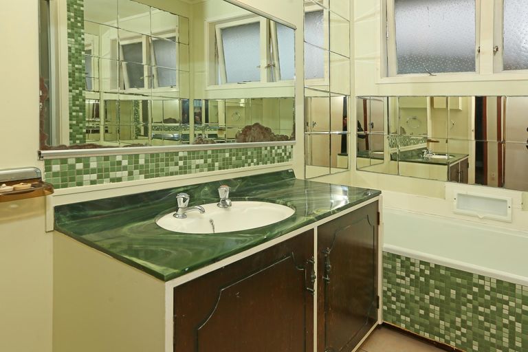 Photo of property in 6 Meadow Crescent, Te Atatu South, Auckland, 0602