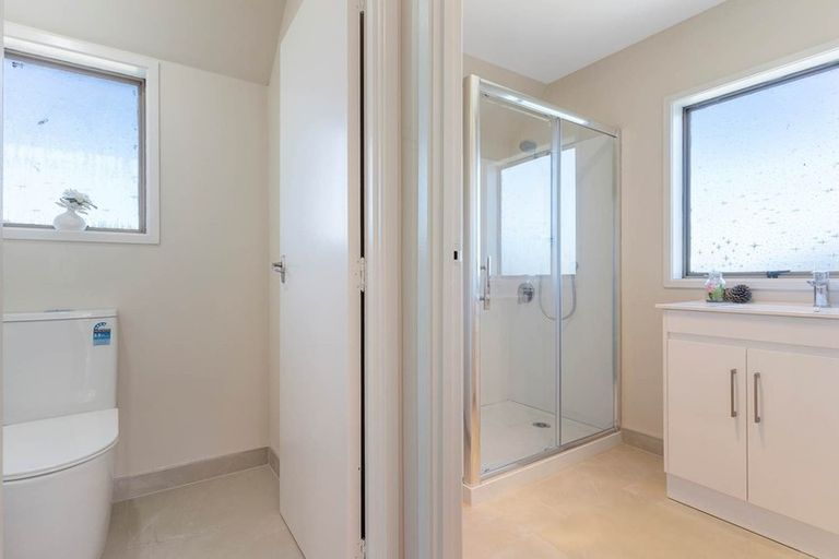 Photo of property in 1/13 Challen Close, Conifer Grove, Takanini, 2112