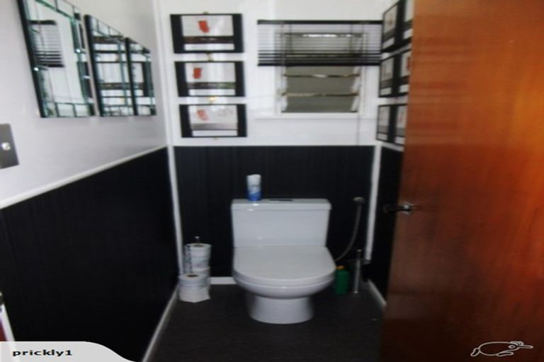 Photo of property in 2 Taupo Street, Green Bay, Auckland, 0604