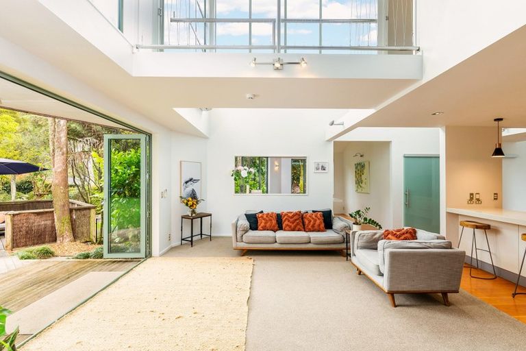 Photo of property in 11a Woodfern Crescent, Titirangi, Auckland, 0604