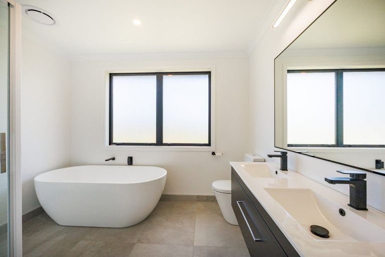 Photo of property in 132 Kingsdale Park Drive, Aokautere, Palmerston North, 4471