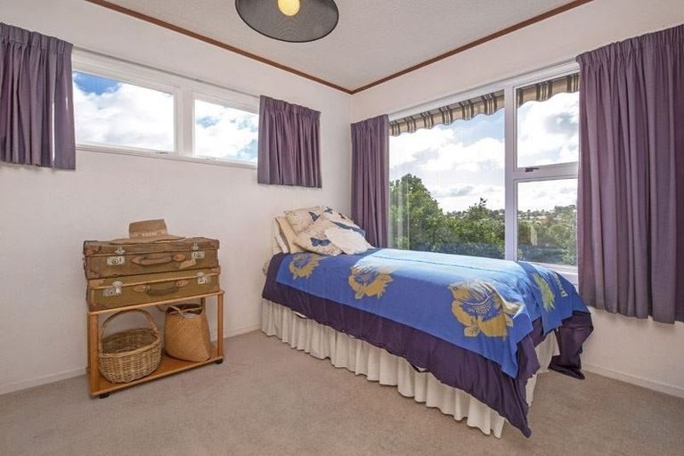 Photo of property in 76 Beechdale Crescent, Pakuranga Heights, Auckland, 2010