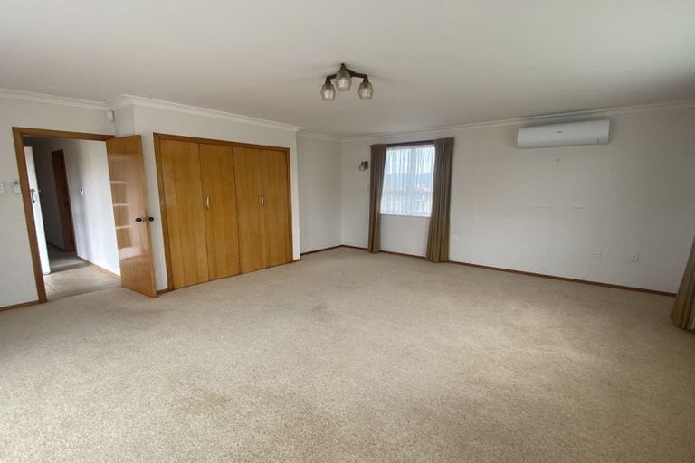Photo of property in 235 Edmonton Road, Te Atatu South, Auckland, 0610