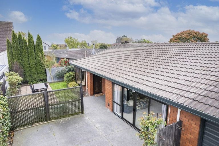 Photo of property in 2/10 Broadfell Avenue, Avonhead, Christchurch, 8042