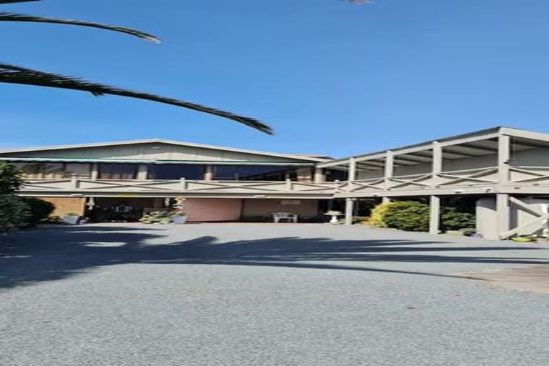 Photo of property in 8 Marine Parade, Paraparaumu Beach, Paraparaumu, 5032