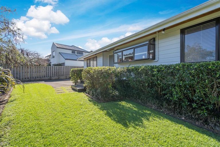 Photo of property in 14 Highwood Grove, Torbay, Auckland, 0630