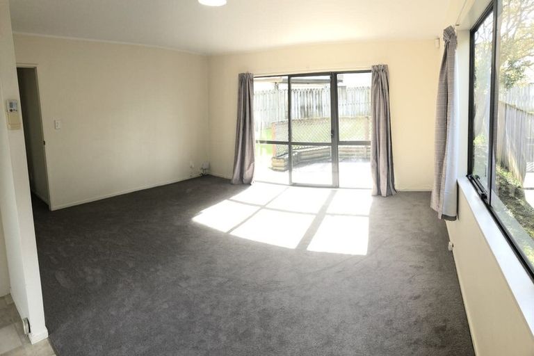 Photo of property in 3 Thalia Place, Totara Vale, Auckland, 0629