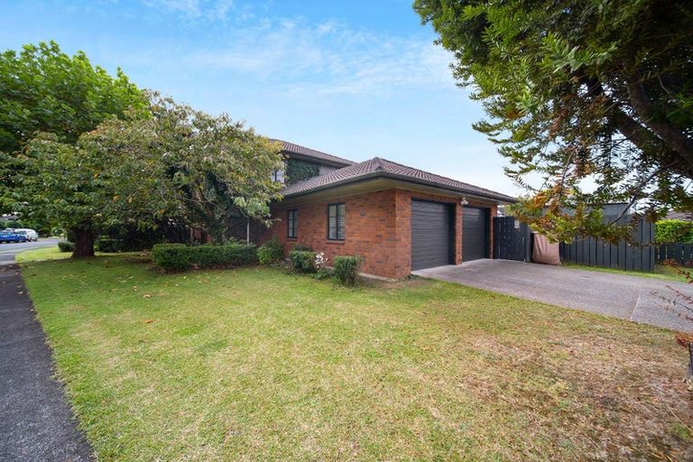 Photo of property in 16 Len Garlick Place, Pahurehure, Papakura, 2113