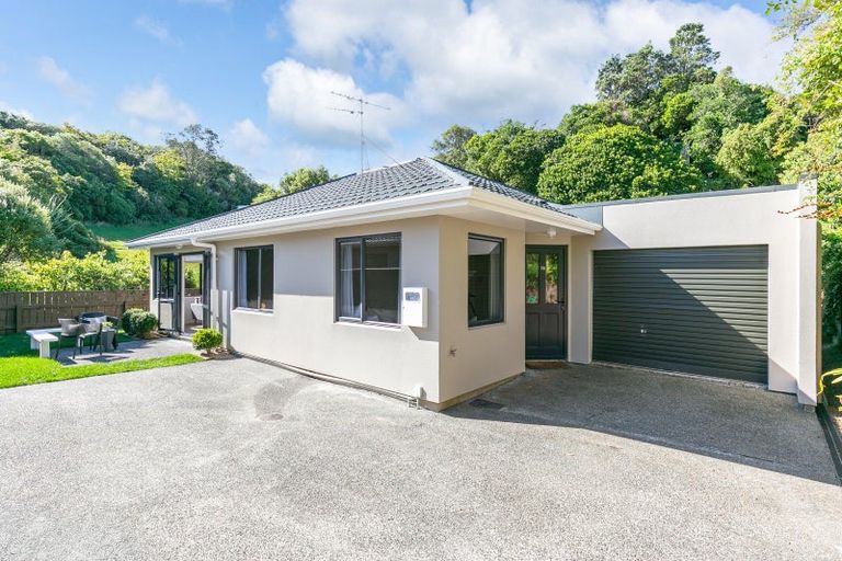 Photo of property in 7b Lyndfield Lane, Newlands, Wellington, 6037