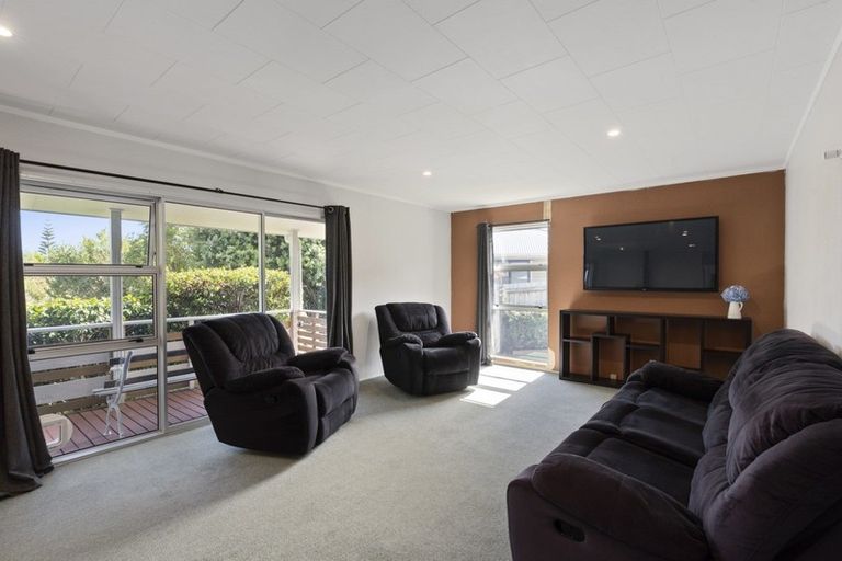 Photo of property in 21 Ruru Street, Waikanae, 5036
