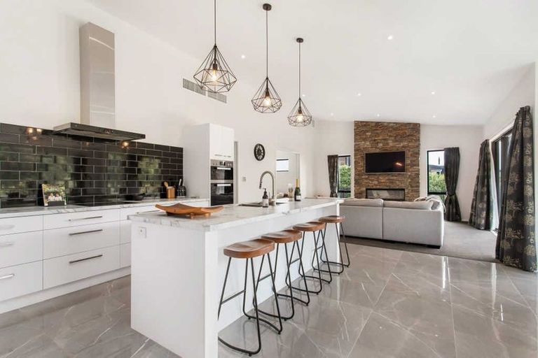 Photo of property in 1 Vista Place, Huntsbury, Christchurch, 8022