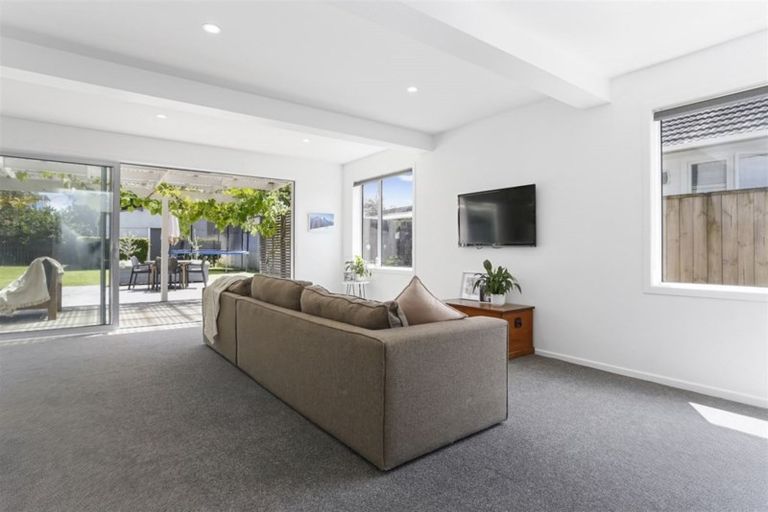 Photo of property in 53 Beach Road, Te Atatu Peninsula, Auckland, 0610