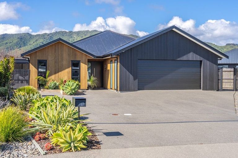 Photo of property in 17 Kaiwaru Place, Waikanae, 5036