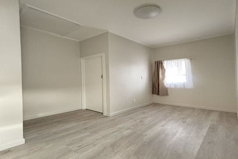 Photo of property in 39 Staveley Avenue, Mount Roskill, Auckland, 1041