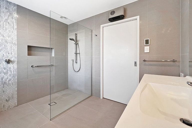 Photo of property in 1/17 Milford Road, Milford, Auckland, 0620