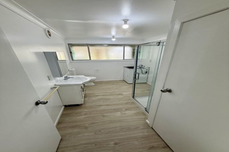 Photo of property in 11 Pokapu Street, Titirangi, Auckland, 0600