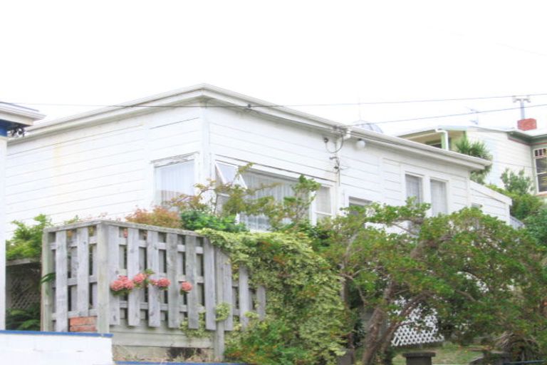 Photo of property in 21 Chatham Street, Berhampore, Wellington, 6023