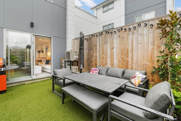 Photo of property in 4/7 Flanshaw Road, Te Atatu South, Auckland, 0610