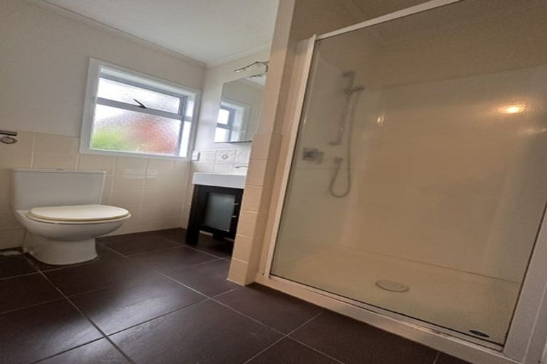 Photo of property in 13 Yeovil Road, Te Atatu Peninsula, Auckland, 0610