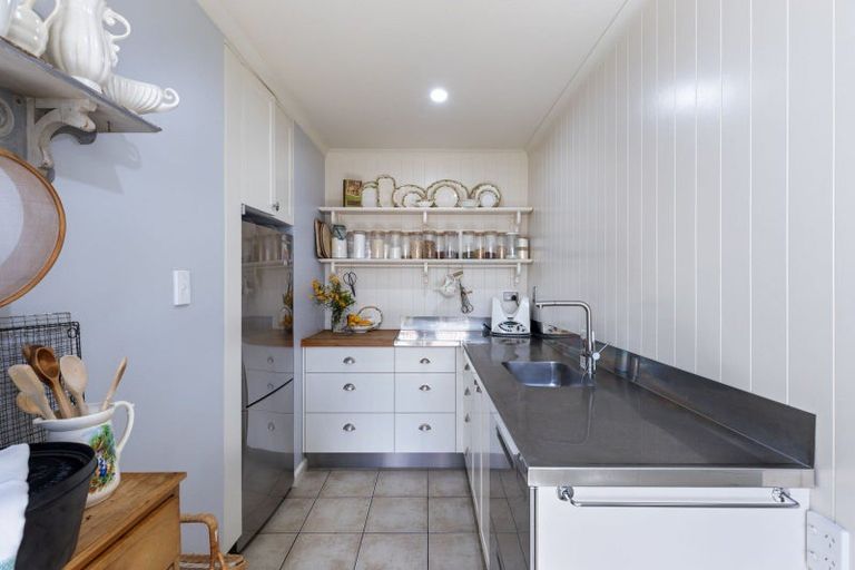 Photo of property in 33 Royal Oak Drive, Kelvin Grove, Palmerston North, 4414