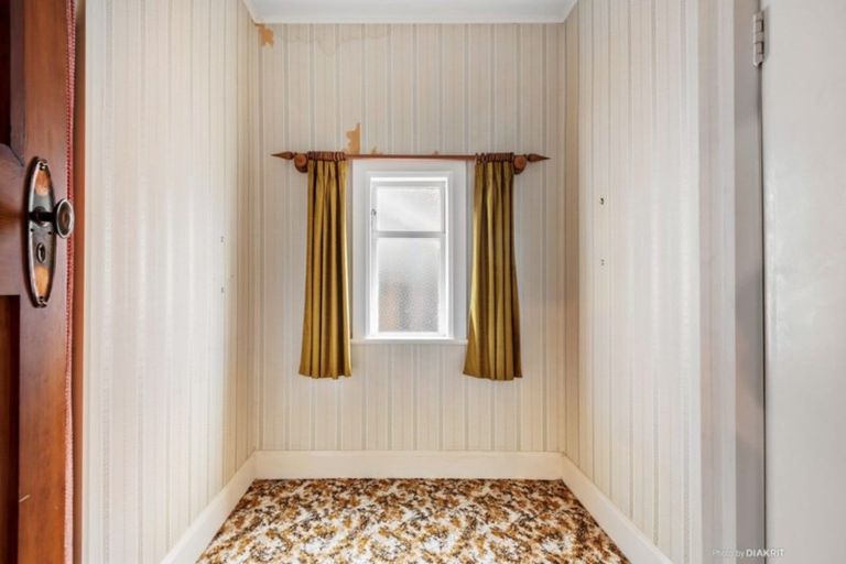 Photo of property in 73 Derwent Street, Island Bay, Wellington, 6023