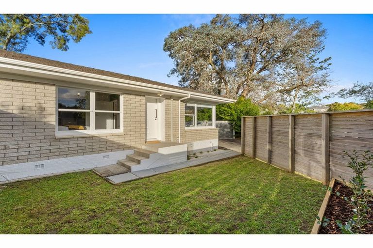 Photo of property in 2/13 Jonathan Place, Sunnynook, Auckland, 0620