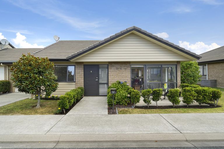 Photo of property in 21 Royalle Mews, Botany Downs, Auckland, 2010