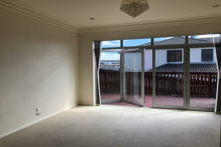 Photo of property in 61 Medallion Drive, Oteha, Auckland, 0632