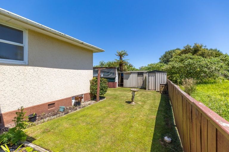 Photo of property in 17 Kairau Road West, Sentry Hill, New Plymouth, 4373