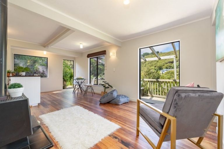 Photo of property in 49 Airlie Road, Plimmerton, Porirua, 5026