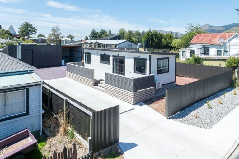 Photo of property in 2 Clifford Street, Clinton, 9534