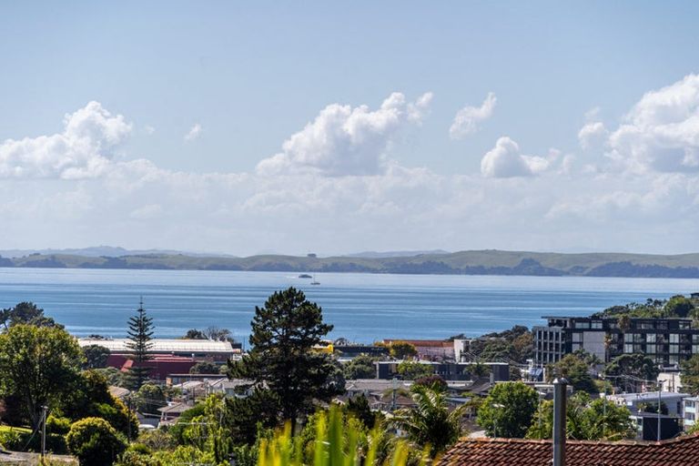 Photo of property in 20 Robin Lane, Browns Bay, Auckland, 0630